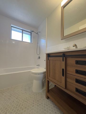 11 Woodcrest Ct 5, Weymouth, MA 02190