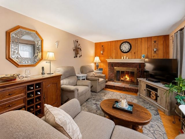 181 Main St, Foxboro, MA 02035