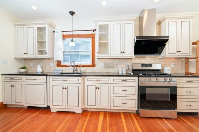 28 Apthorp St, Quincy, MA 02170