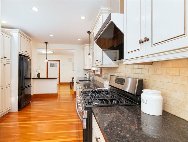 28 Apthorp St, Quincy, MA 02170