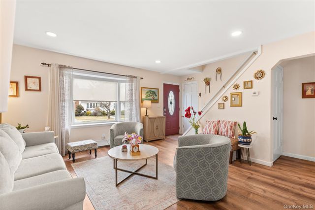 8 Garden Boulevard, Hicksville, NY 11801