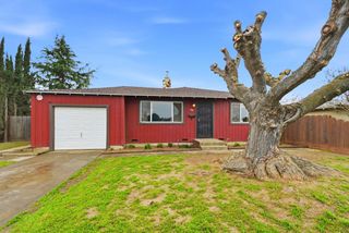 946 6th St, Livingston, CA 95334
