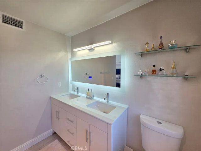 22040 Strathern, Canoga Park, CA 91304