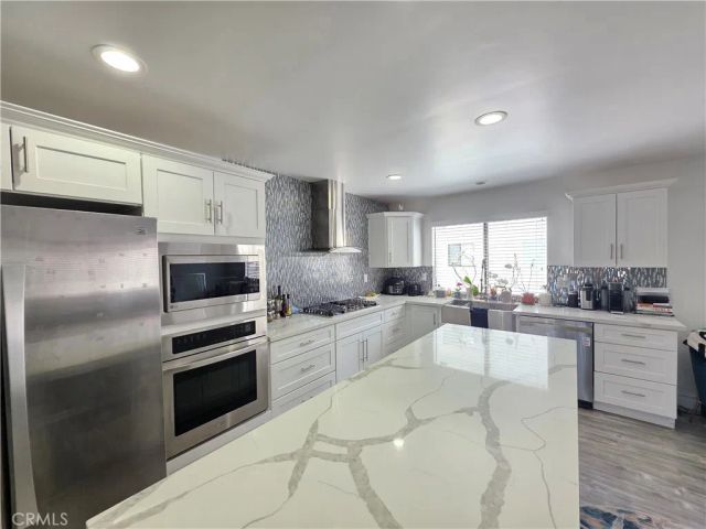 22040 Strathern, Canoga Park, CA 91304