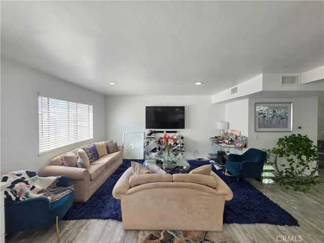 22040 Strathern, Canoga Park, CA 91304