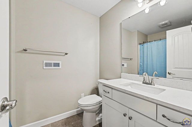 4330 SW Lakeside DR, Topeka, KS 66610