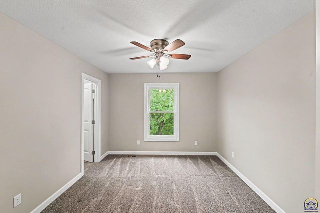 4330 SW Lakeside DR, Topeka, KS 66610