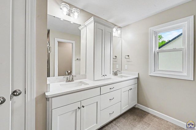 4330 SW Lakeside DR, Topeka, KS 66610