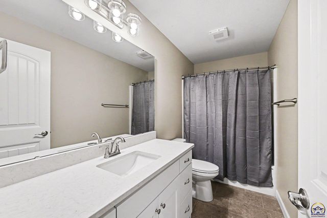 4330 SW Lakeside DR, Topeka, KS 66610