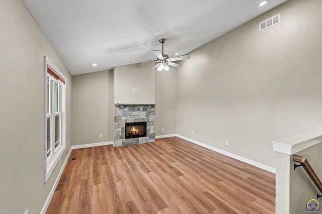 4330 SW Lakeside DR, Topeka, KS 66610