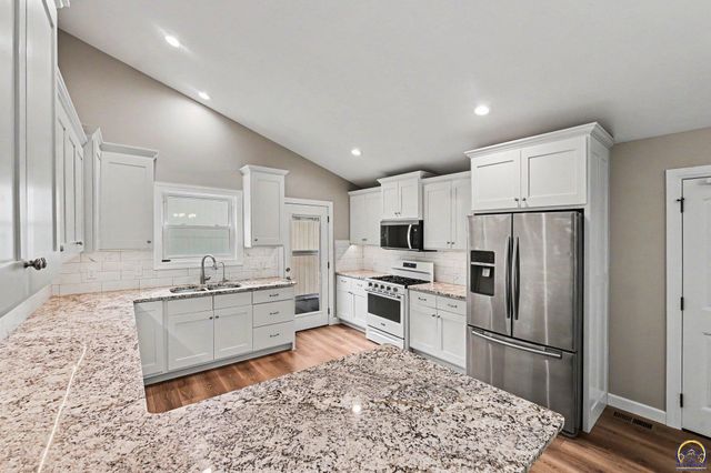 4330 SW Lakeside DR, Topeka, KS 66610