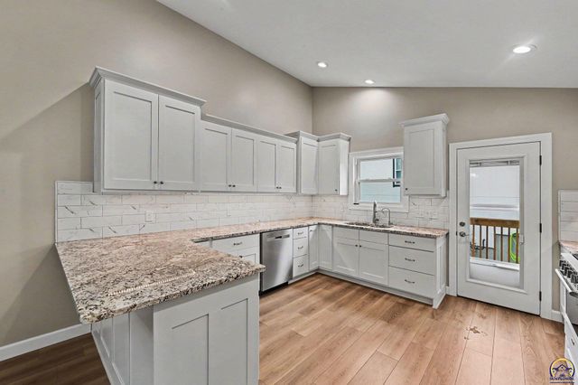4330 SW Lakeside DR, Topeka, KS 66610