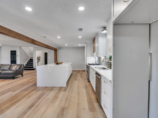 4123 Rolling Green Drive, Seabrook, TX 77586