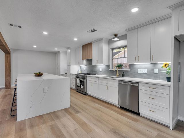 4123 Rolling Green Drive, Seabrook, TX 77586