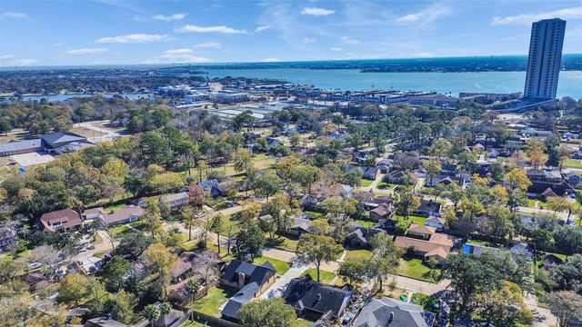 4123 Rolling Green Drive, Seabrook, TX 77586