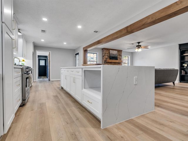 4123 Rolling Green Drive, Seabrook, TX 77586