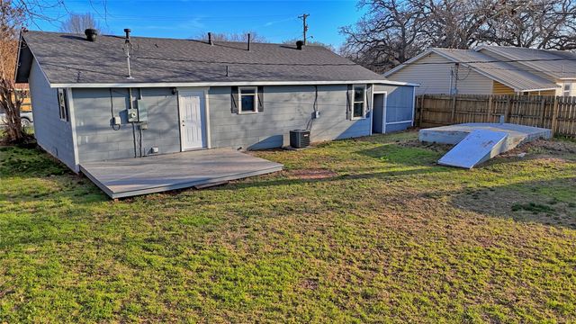 900 N Lamb Street, Bowie, TX 76230