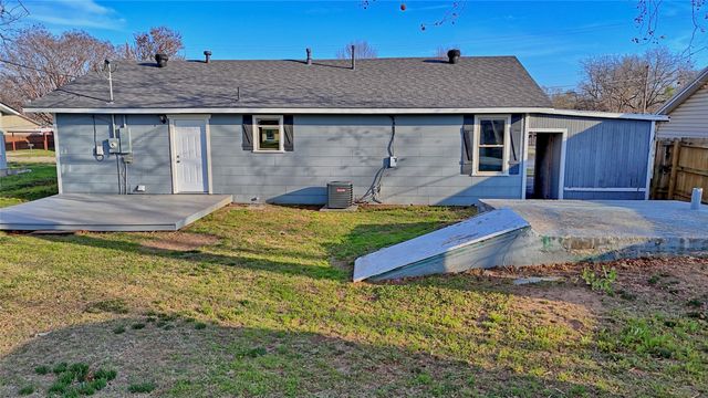 900 N Lamb Street, Bowie, TX 76230