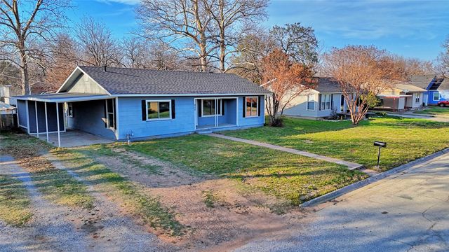 900 N Lamb Street, Bowie, TX 76230