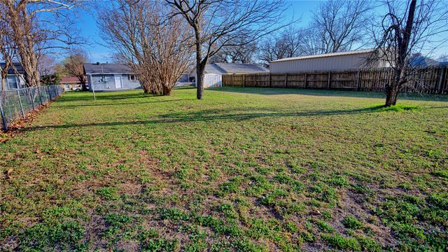 900 N Lamb Street, Bowie, TX 76230