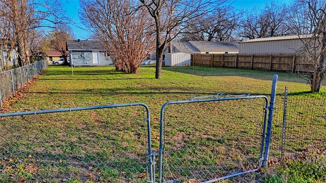 900 N Lamb Street, Bowie, TX 76230