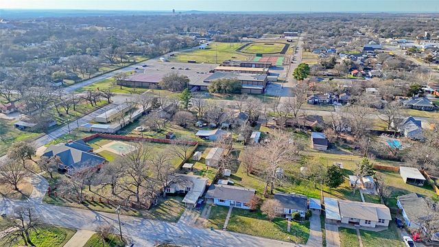 900 N Lamb Street, Bowie, TX 76230