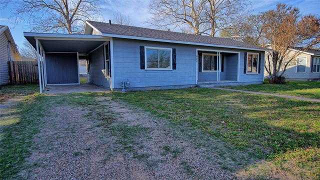 900 N Lamb Street, Bowie, TX 76230