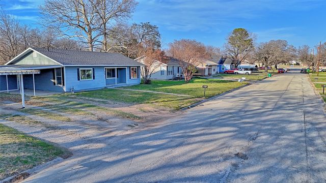 900 N Lamb Street, Bowie, TX 76230