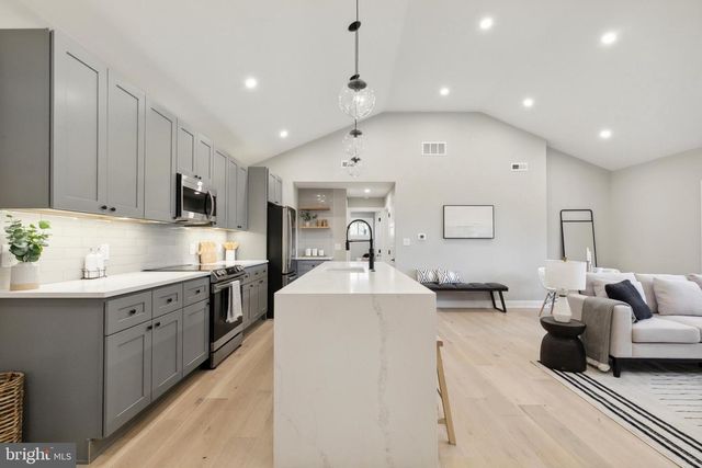 405 MEADOWHURST LN, Media, PA 19063