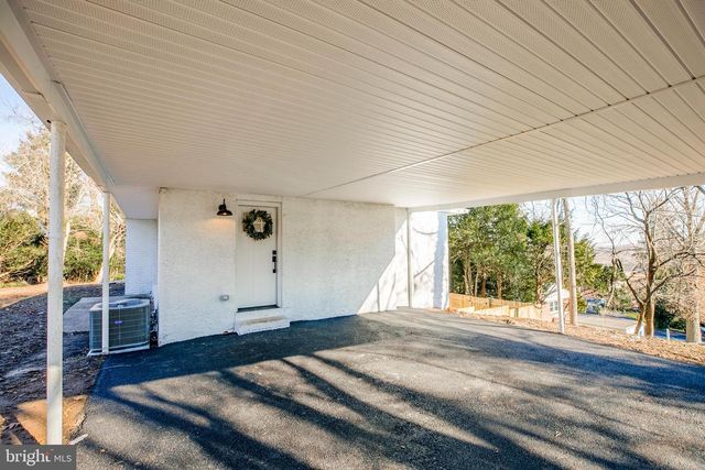 405 MEADOWHURST LN, Media, PA 19063