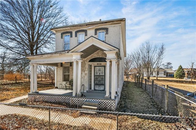 212 S 17th Street, St Joseph, MO 64501