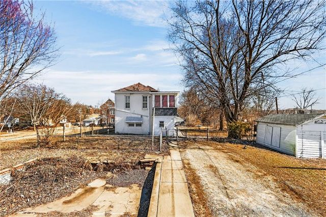 212 S 17th Street, St Joseph, MO 64501