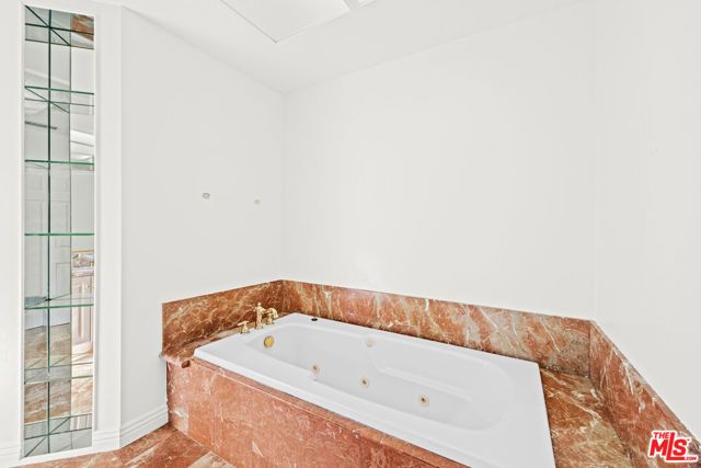 500 Smithwood Drive, Beverly Hills, CA 90212