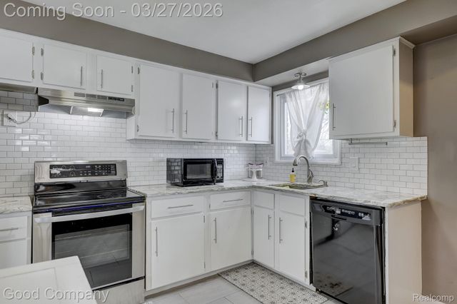 503 W Elmwood Avenue, Clawson, MI 48017