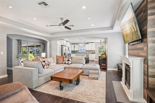 327 S LAKEVIEW AVENUE, Winter Garden, FL 34787