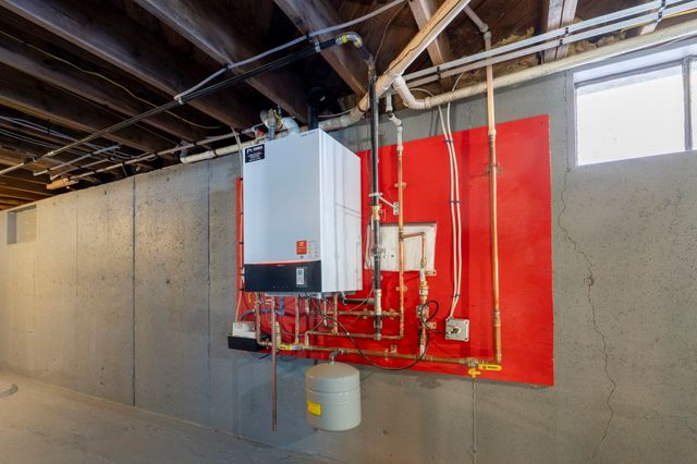 32 Chester Road, Derry, NH 03038