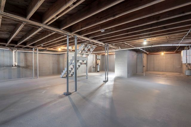 32 Chester Road, Derry, NH 03038