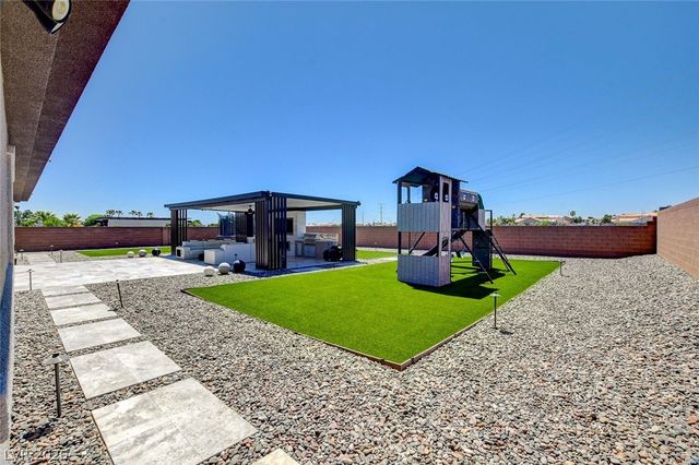 8477 Wolf Mountain Court, Las Vegas, NV 89129
