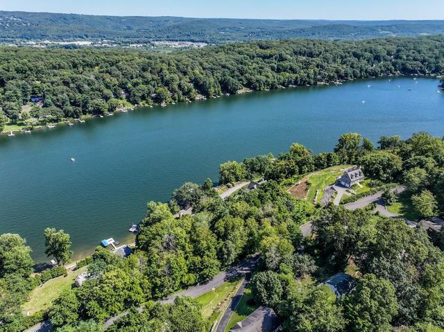 22 Candlewood Common, New Milford, CT 06776