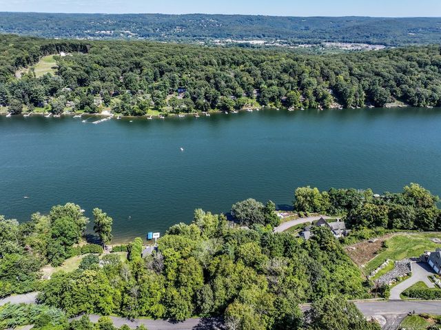 22 Candlewood Common, New Milford, CT 06776