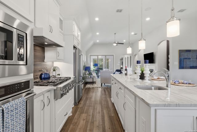 8647 GLASS GEM DR, San Antonio, TX 78249