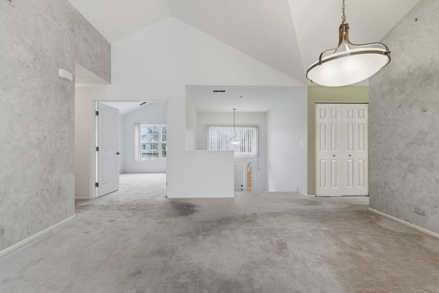 1632 Columbia Circle 2, Bartlett, IL 60103