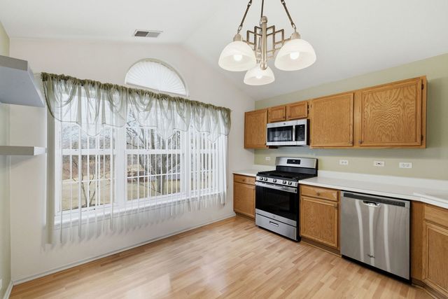 1632 Columbia Circle 2, Bartlett, IL 60103