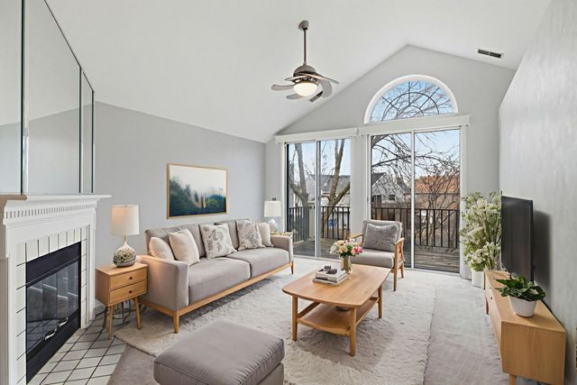 1632 Columbia Circle 2, Bartlett, IL 60103