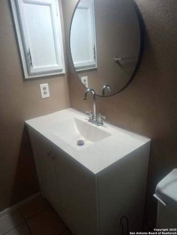 8023 laurel, San Antonio, TX 78250