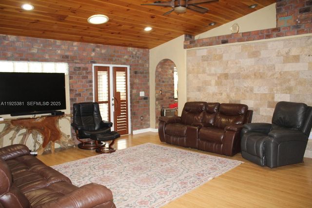 18801 NW 5th St, Pembroke Pines, FL 33029