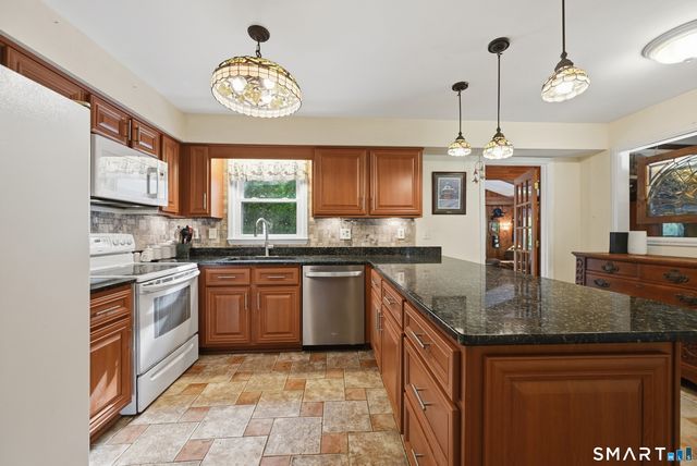 27 Danvers Road, New Milford, CT 06776