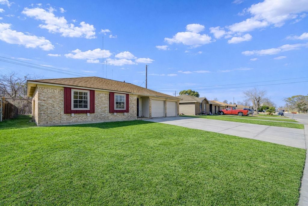 5327 Crestmont Street, Baytown, TX 77521