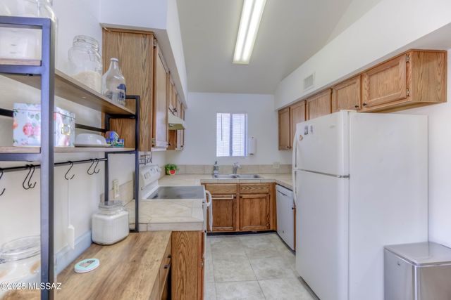 3690 N Country Club Rd Apt 1010, Tucson, AZ 85716