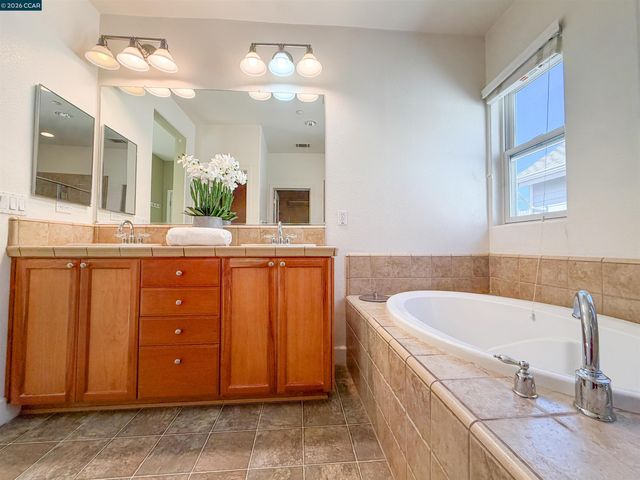 3198 S Front St, Hercules, CA 94547